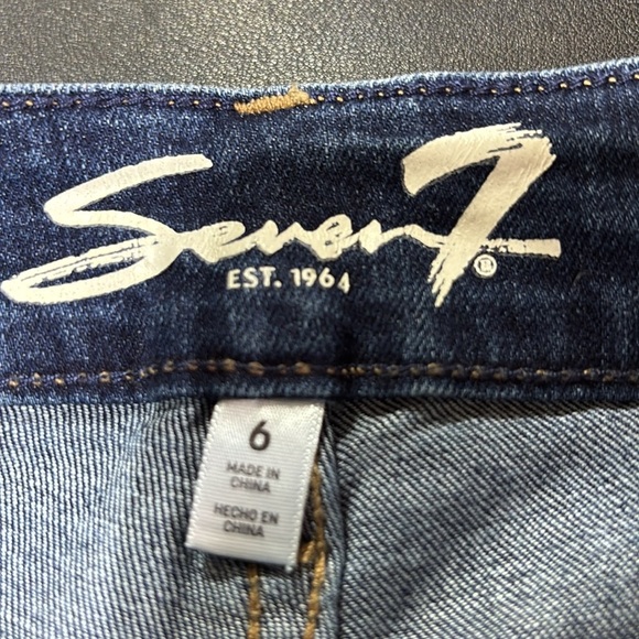 Seven7 Relaxed Bermuda Mid Rise, cuffed 5 Pocket,belt Loop,zip front - Picture 9 of 9